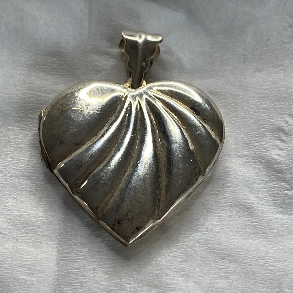 Sterling silver heart pendant locket